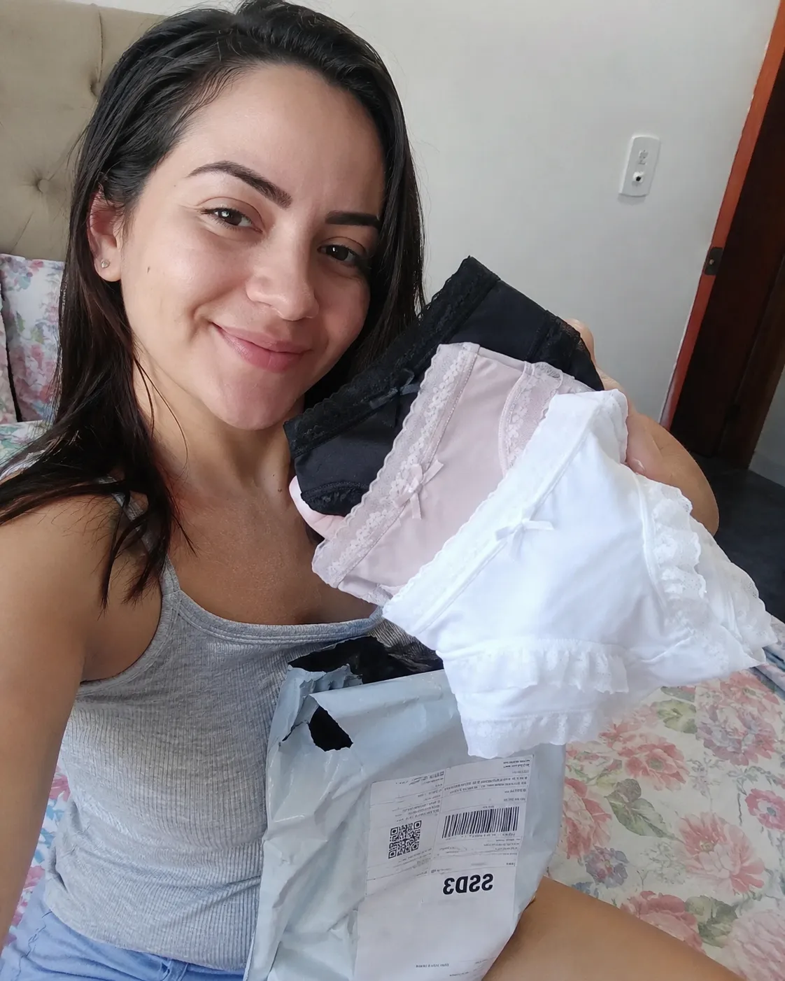 Cliente Sandra P. mostrando a calcinha Lumies Comfort