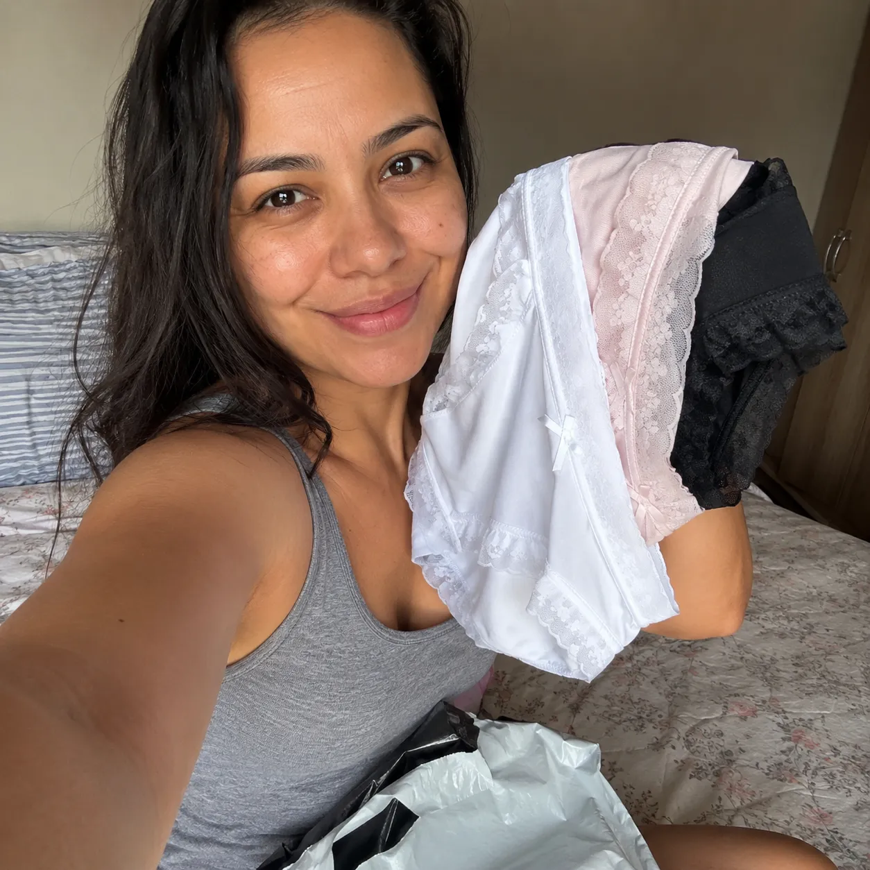 Cliente Aline F. mostrando a calcinha Lumies Comfort