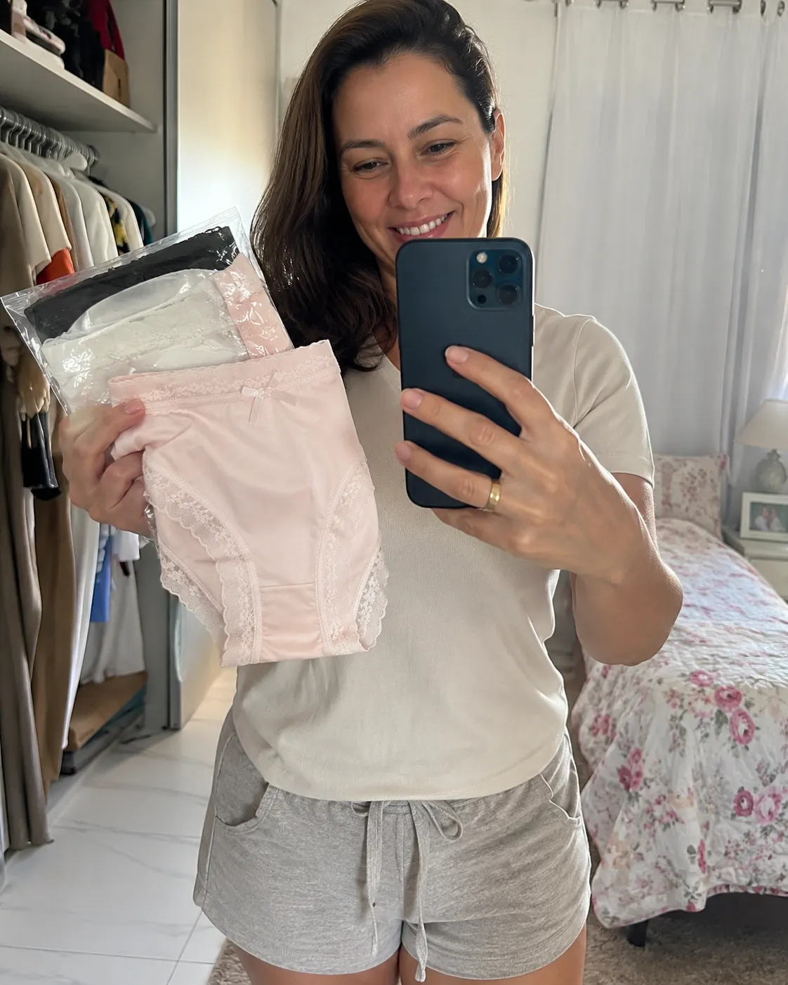 Cliente Beatriz O. mostrando a calcinha Lumies Comfort